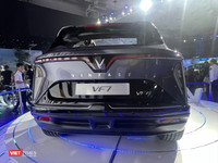 Đuôi xe được thiết kế hầm hố với nhiều điểm nhấn chi tiết. Kèm đó vẫn là dải đèn LED trải dài sang hai bên mang phong cách vốn có của các dòng xe VinFast. Cụm đèn hậu hình tam giác được đặt gọn hai bên đuôi xe.