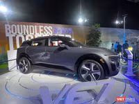 VinFast VF7 2023 là mẫu xe SUV điện nằm trong phân khúc hạng C. VF7 được ra mắt với 2 phiên bản Eco và Plus. Kích thước dài x rộng x cao lần lượt là 4.545 x 1.893 x 1.635 mm, chiều dài cơ sở 2.840 mm. Tổng quan xe nhìn có vẻ nhỏ gọn nhưng theo đánh giá, VF7 vẫn có không gian nội thất khá thoáng cho người dùng. 