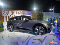 VinFast VF7 2023 là mẫu xe SUV điện nằm trong phân khúc hạng C. VF7 được ra mắt với 2 phiên bản Eco và Plus. Kích thước dài x rộng x cao lần lượt là 4.545 x 1.893 x 1.635 mm, chiều dài cơ sở 2.840 mm. Tổng quan xe nhìn có vẻ nhỏ gọn nhưng theo đánh giá, VF7 vẫn có không gian nội thất khá thoáng cho người dùng. 