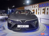 Đầu xe VF7 được thiết kế đơn giản và lạ mắt, mui xe được vuốt thấp kèm đường gân dập nổi mang đến vẻ khỏe mạnh chắc chắn. Dải LED daylight kéo dài sang hai bên kèm logo chữ V là đặc trưng của các dòng xe VinFast. Cụm đèn pha trang bị hệ thống LED projector giúp hiệu năng chiếu sáng mạnh mẽ.