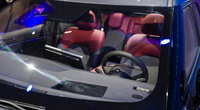 Vô lăng xe là dạng D-cut thể thao, nội thất bọc da được phối màu đen - đỏ. Giữa hàng ghế trước được trang bị bệ tỳ tay. Màn hình giải trí cảm ứng được trang bị kích thước từ 12,9 đến 15,6 inch tùy phiên bản xe.