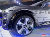 VF7 sử dụng bộ mâm 5 chấu kích thước từ 19 đến 21 inch tùy phiên bản. Dung lượng pin khả dụng của xe là 75,3 kWh, tầm hoạt động của xe có thể lên đến 450 km với một lần sạc đầy.