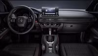 Nội thất của HR-V có trung tâm điều khiển nổi bật được bọc bằng chất liệu da giả mềm mại, một chi tiết đã được cải tiến từ phiên bản trước đó. Thiết kế và chất liệu nội thất còn lại của cabin phần lớn được giữ nguyên giống với Honda Civic, mang lại cảm giác rất tốt.