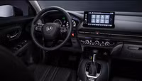 Tất cả các phiên bản HR-V 2024 đều được trang bị các tính năng an toàn như cảnh báo va chạm phía trước, phanh tự động, cảnh báo lệch làn, hỗ trợ duy trì làn đường và điều khiển hành trình thích ứng.