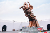 Tháp Rùa hồ Gươm, tượng đài Thánh Gióng, cổng Đoan Môn, tượng Quyết chiến Quyết thắng... được dựng mô phỏng