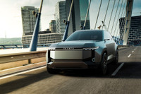 Mặc dù chưa có thông tin khác về mẫu xe Toyota Land Cruiser Se concept, thân xe hình hộp của nó thật sự quyến rũ. Điều ngạc nhiên là nó không giống lắm với các phiên bản sản xuất hiện tại. Trên thực tế, nếu không có chữ "Toyota" ở phía đầu xe và phía trên dải đèn sau mỏng mảnh của nó, ta có thể không nhận ra nó là sản phẩm của hãng Toyota.