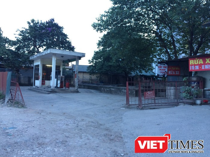 Cây xăng quân đội cũ kỹ bị hạn chế lối đi bởi gara ô tô, quán rửa xe