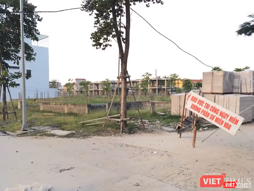 Nhiều khu vực của siêu dự án Khu đô thị Nam đường 32 (Westpoint Nam đường 32) của Công ty CP đầu tư và phát triển Lũng Lô 5 chưa hoàn chỉnh theo quy hoạch. Nhiều khu vực của siêu dự án Khu đô thị Nam đường 32 (Westpoint Nam đường 32) của Công ty CP đầu tư và phát triển Lũng Lô 5 chưa hoàn chỉnh theo quy hoạch.