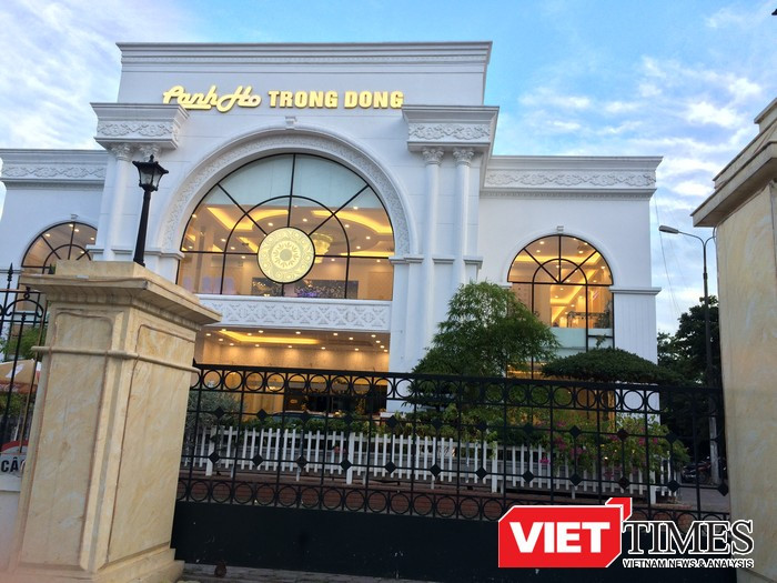 Ngay sát đó, tại số 173 Trường Chinh có hệ thống nhà hàng Cảnh Hồ, Trống Đồng.