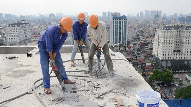 Tòa nhà 8B Lê Trực đã được Công ty Phương Bắc thực hiện phá dỡ phần sai phạm xong giai đoạn 1. Tòa nhà 8B Lê Trực đã được Công ty Phương Bắc thực hiện phá dỡ phần sai phạm xong giai đoạn 1.