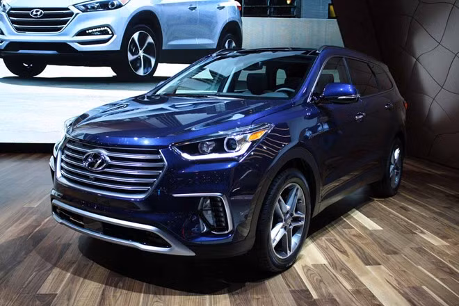 Hyundai SantaFe 2017 có thiết kế góc cạnh hơn thế hệ hiện tại.