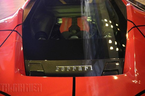 Siêu xe Ferrari phong cách Người Nhện xuất hiện trên phố Sài Gòn ảnh 3