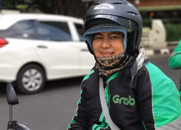 Nurhayati là một trong số ít những tài xế nữ kiếm sống bằng GrabBike. Ảnh:Cnet.