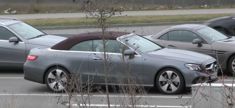 E-Class Cabriolet 2018 dài hơn 5 inch, rộng hơn 2,9 inch và cao hơn 1,4 inch so với thế hệ trước. Người dùng có thể chọn nhiều màu mui vải khác nhau như đỏ, đen, nâu sẫm hoặc xanh lam.