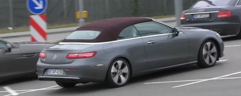 Xe vẫn đang trong giai đoạn thử nghiệm cuối cùng trước khi đến tay người dùng. Các kỹ sư Đức muốn xe vận hành trong điều kiện thực tế để tinh chỉnh lại. Mui vải màu đỏ có thể đóng và hạ trong 20 giây và có thể hoạt động khi đang chạy vận tốc 30 km/h.