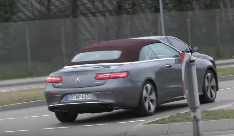 Cải tiến lớn nhất trên E400 Cabriolet 2018 so với thế hệ trước là khoang sau rộng rãi hơn. E-Class Coupe và Cabriolet không còn dùng chung khung gầm nâng cấp sử dụng chung với C-Class. Người ngồi phía sau có thể tận hưởng trải nghiệm hít khí trời khi hạ mui.