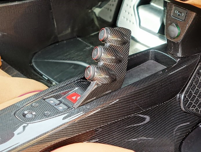 Ra mắt cách đây khoảng 4 năm, LaFerrari là siêu xe hybrid đầu tiên của Ferrari. Cung cấp sức mạnh cho xe là động cơ đốt trong V12 6.3L, công suất 789 mã lực. Bên cạnh đó, siêu xe hybrid này còn có động cơ điện, công suất 161 mã lực và mô-men xoắn cực đại 270 Nm.