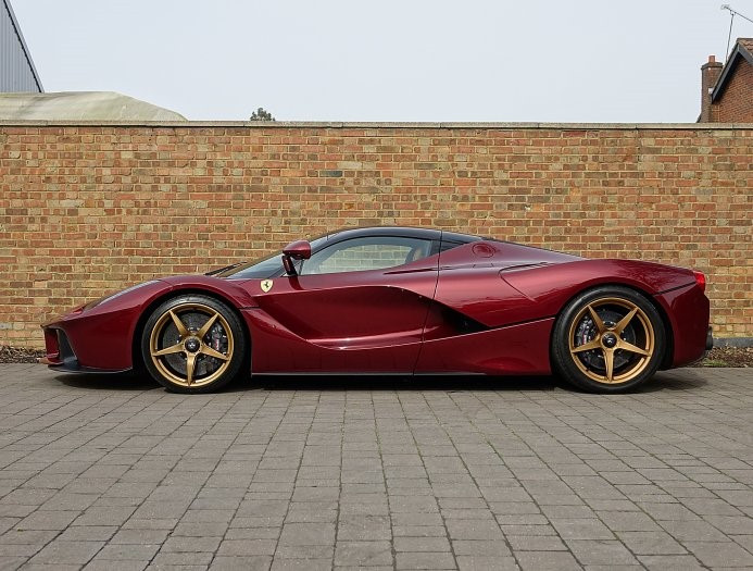 Mới đây, một chiếc LaFerrari đã qua sử dụng được rao bán tại Anh Quốc. Mức giá này cao hơn gấp đôi giá bán xuất xưởng của một chiếc xe mới. Có thể coi đây là một món tài sản lớn đối với bất kỳ nhà sưu tập siêu xe nào.