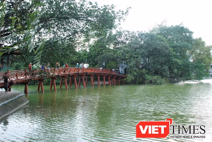 Sẽ trả lại màu xanh vốn có của Hồ Gươm - Ảnh: Q.V