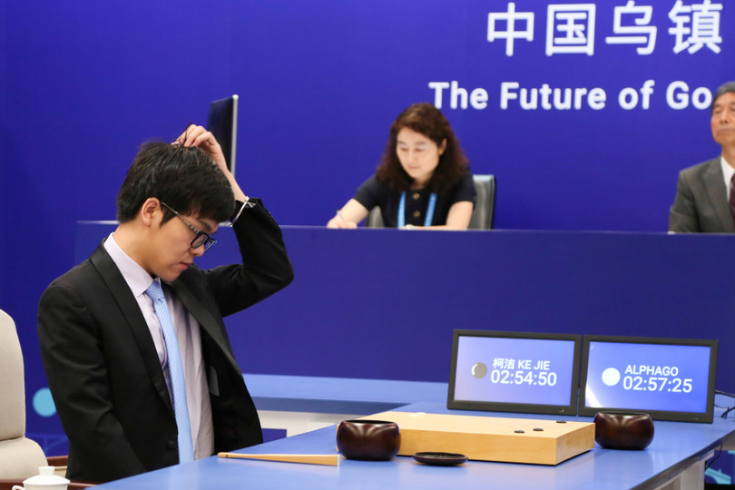 Đại kiện tướng Ke Jie trong trận đấu cờ vây với AlphaGo ngày 23-5 tại Ô Trấn - Ảnh: Reuters 