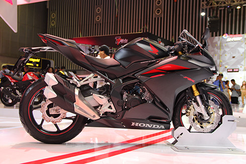 Thân xe nhiều mảng khối, cắt xẻ táo bạo.