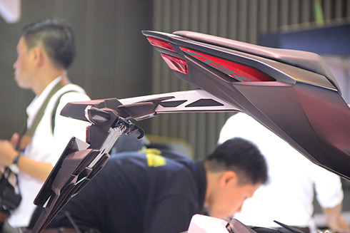 Đuôi xe góc cạnh.