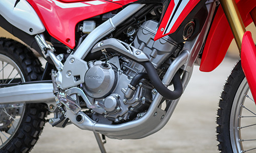 CRF250L trang bị động cơ xi-lanh đơn dung tích 250 phân khối, làm mát bằng dung dịch, phun xăng điện tử.