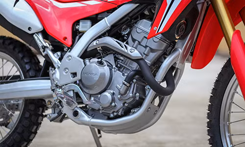 CRF250L trang bị động cơ xi-lanh đơn dung tích 250 phân khối, làm mát bằng dung dịch, phun xăng điện tử.