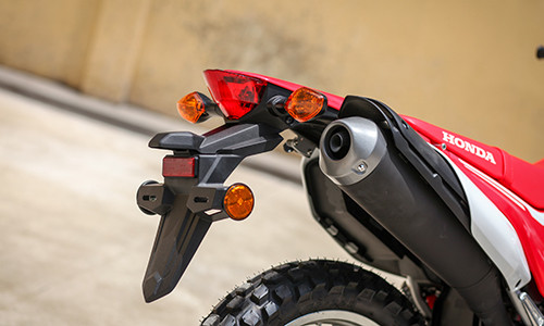 Đuôi xe thiết kế lại với đèn hậu vuốt nhọn và ống xả thon gọn hơn.