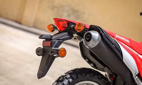 Đuôi xe thiết kế lại với đèn hậu vuốt nhọn và ống xả thon gọn hơn.