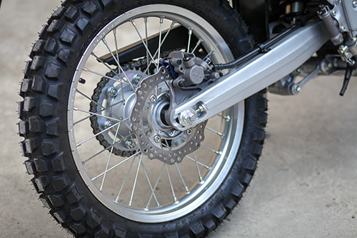 Bánh sau dùng vành nan hoa 18 inch.