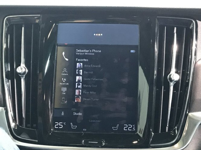 Khi bạn nói cụm từ khóa "Okay, Google", lập tức trợ lý ảo trên xe sẽ xuất hiện - Ảnh: Steve Kovach/Business Insider