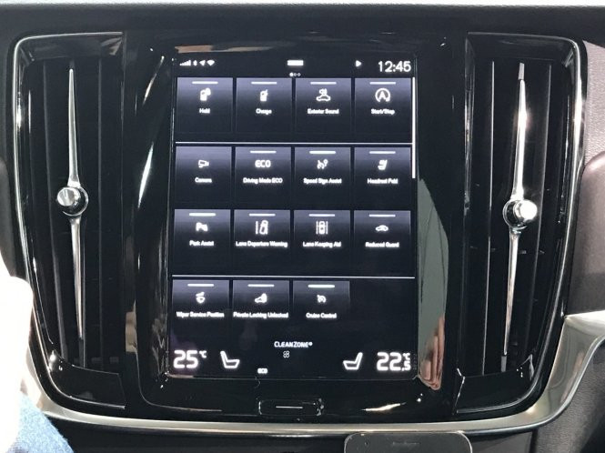 Ứng dụng cho phép bạn thao tác từ điều chỉnh chỗ ngồi cho tới thay đổi thiết lập điều hòa không khí - Ảnh: Steve Kovach/Business Insider