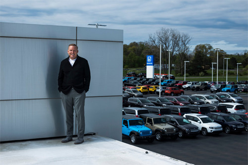 Wez Lutz, chủ đại lý Extreme Dodge, nói rằng việcgiảm giá sâu đối với xe mới là phản ứng trước mức tiêu thụ chậm và hàng tồn ngày càng tăng. Ảnh:New York Times. cac-hang-my-o-at-giam-gia-xe-de-dy-hang-ton