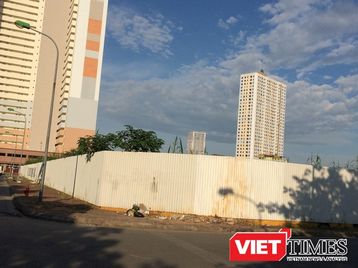 Hiện Khu chung cư quốc tế Booyoung mới hoàn thiện được công trình CT4 và CT7, còn lại CT2, CT3, CT5, CT6 vẫn được chủ đầu tư cho quây tôn kín mít.