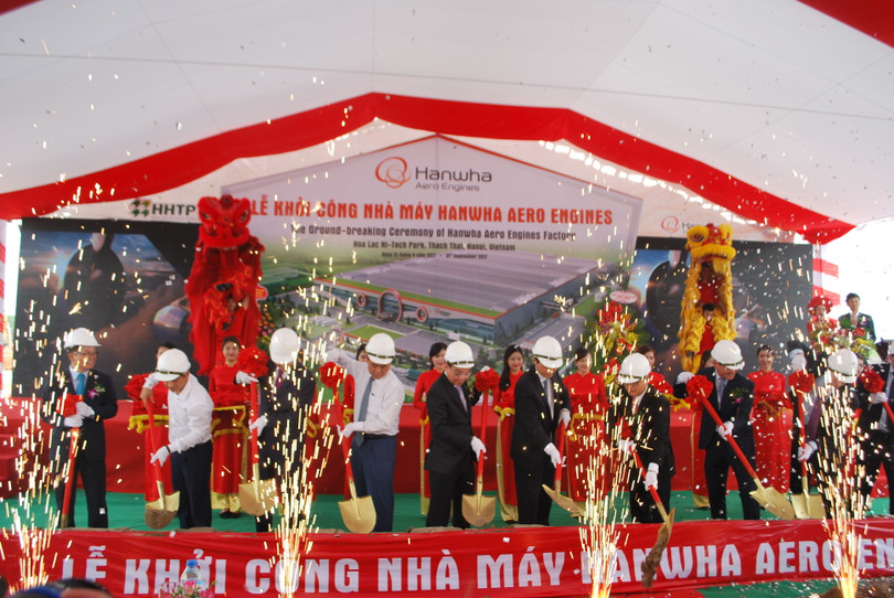 Các đại biểu thực hiện nghi lễ động thổ nhà máy Hanwha Aero Engines - Ảnh: BQL Khu Công nghệ cao Hòa Lạc.