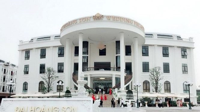 Khu Trung tâm tiệc cưới của Công ty Đại Hoàng Sơn nằm trong phần đất Nhà khách tỉnh Bắc Giang cũ. Ảnh: Tiền Phong Khu Trung tâm tiệc cưới của Công ty Đại Hoàng Sơn nằm trong phần đất Nhà khách tỉnh Bắc Giang cũ. Ảnh: Tiền Phong