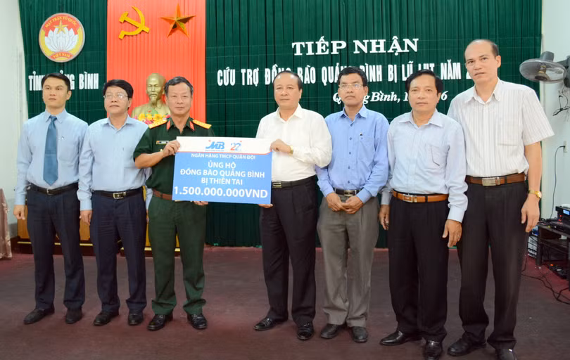 Ngân hàng TMCP Quân đội ủng hộ miền Trung.