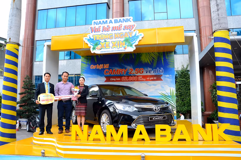 Bà Võ Thị Tuyết Nga – Thành viên HĐQT kiêm Phó Tổng Giám đốc Nam A Bank trao giải thưởng đặc biệt này cho khách hàng Nguyễn Xuân Trang.