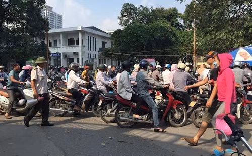 Việc đóng cửa bãi xe trong bệnh viện Bạch Mai gây phản ứng trong dư luận thời gian qua.