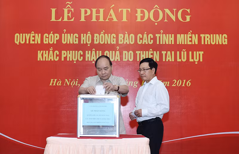 Thủ tướng tham gia buổi quyên góp, ủng hộ đồng bào miền Trung