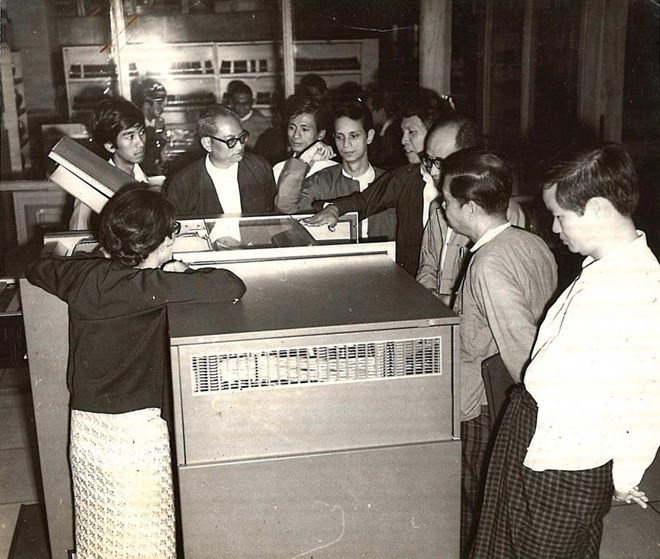 Tổng thống U Htin Kyaw và chiếc máy tính đầu tiên của Myanmar ảnh 1