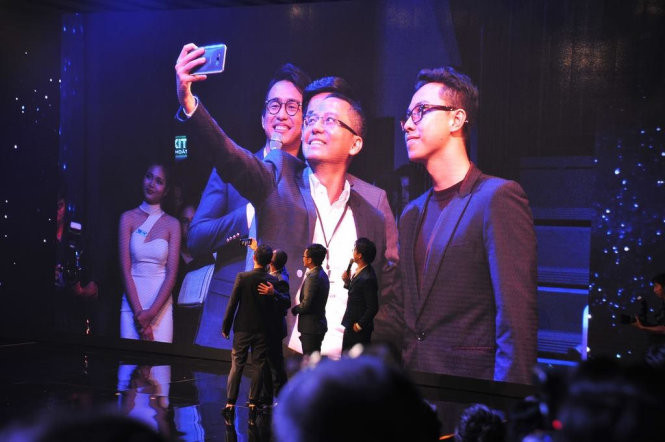 Hãy cùng nhìn vào ống kính và cười lên - Ảnh do tác giả bài viết cung cấp