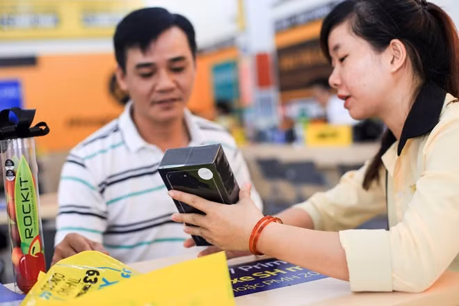 Khách hàng được tư vấn kỹ lưỡng về sản phẩm.