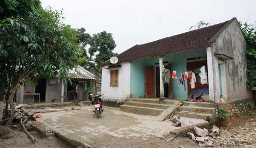 Gia cảnh khó khăn khiến ông Hán không thể sang Trung Quốc tìm con. Ảnh:Lê Hoàng.