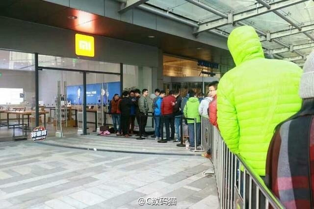 Thời tiết lạnh lẽo không ngăn cản được sức nóng của các fan. Ảnh:Gizmochina.