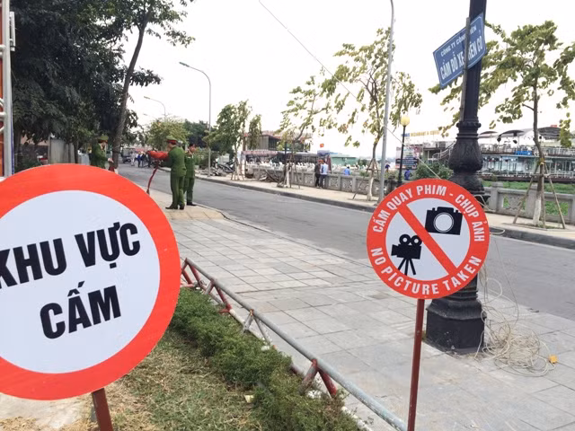 Lực lượng chức năng cấm phóng viên tác nghiệp tại khu vực cưỡng chế.