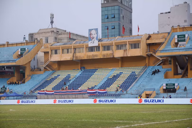 Bên trong sân VĐ Hàng Đẫy.