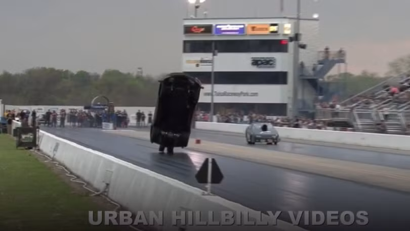 Cảnh ô tô bị nhấc bổng khi đua.