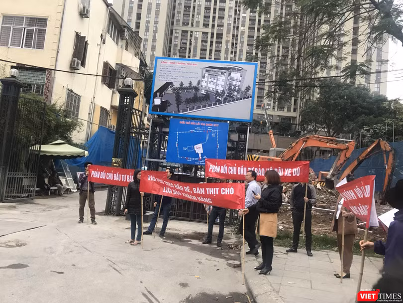 Cư dân Home city xuống đường đòi lối đi chung.